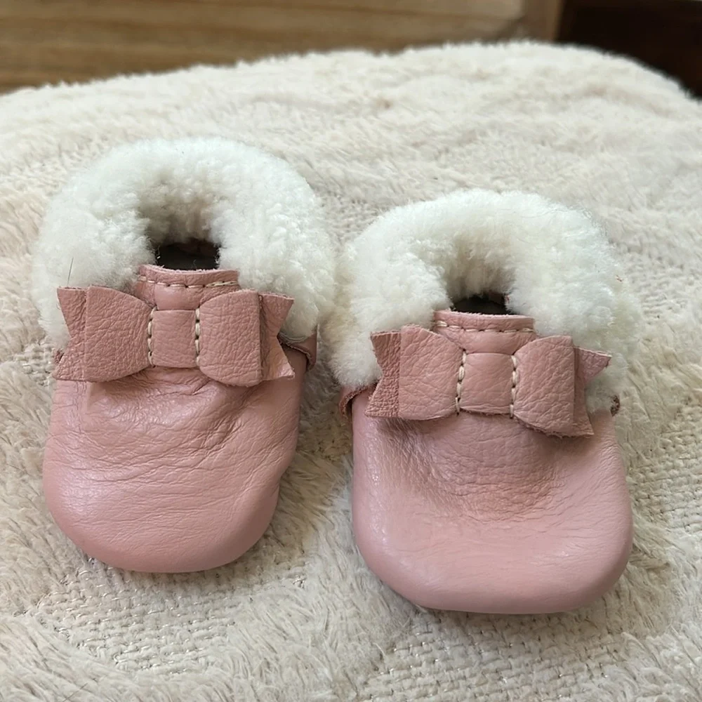 Like new Freshly Picked premium leather Sherpa lined baby infant moccasi…